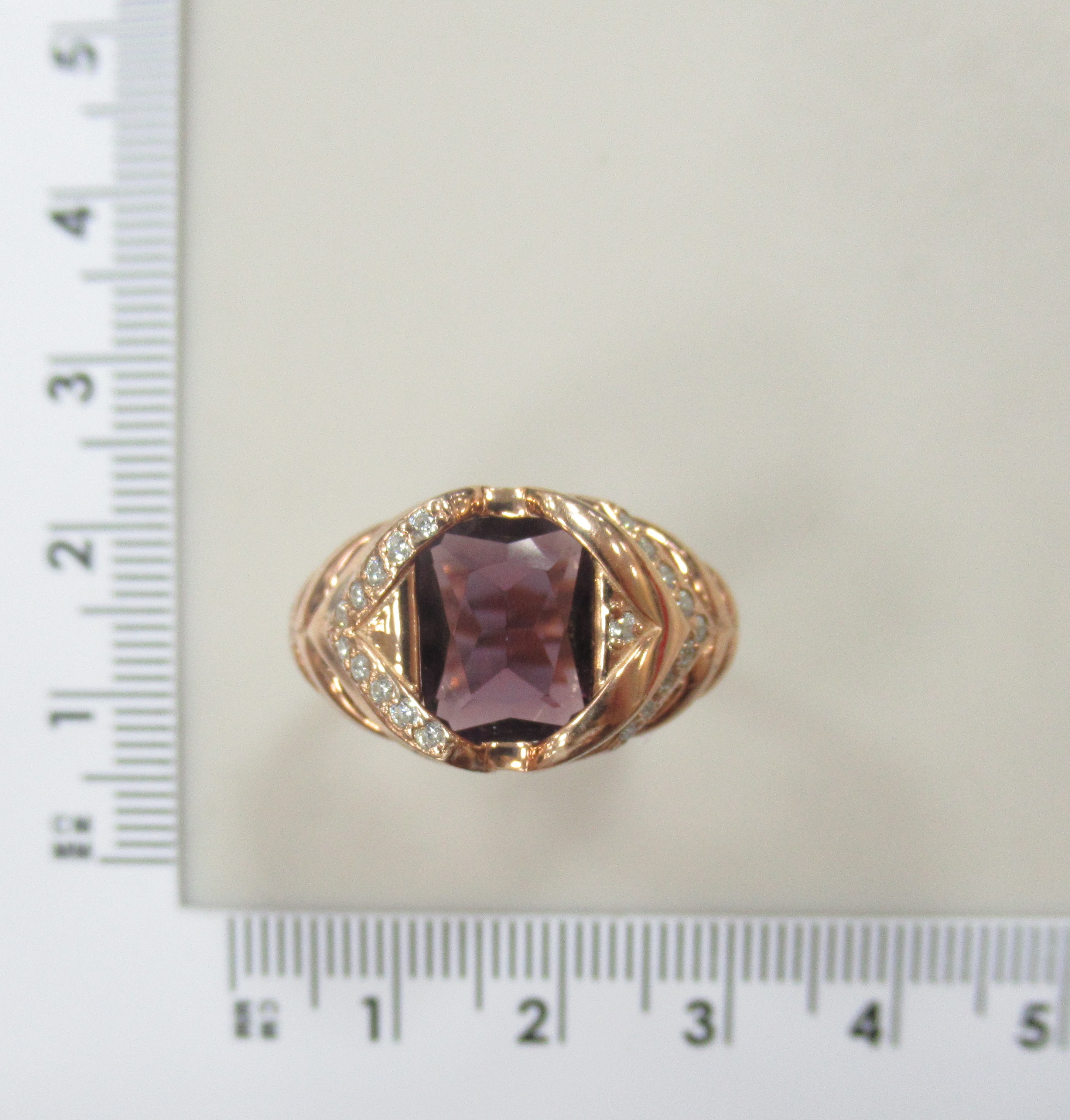 Серебряное кольцо 925 пробы; вставки 1 Пл. Кварц цв.аметист; 20 Куб. Цикроний бесцв.;